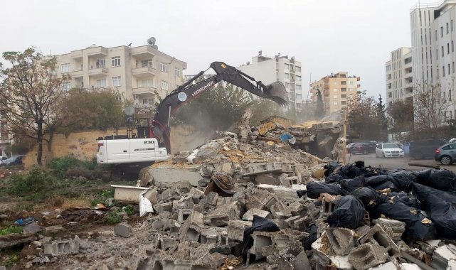 Akdeniz'de metruk binaların yıkımı devam ediyor