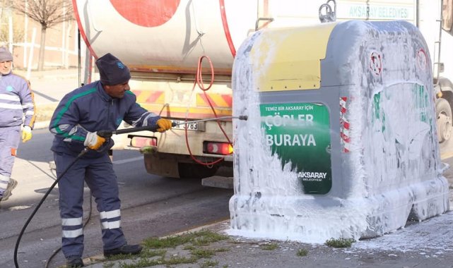 Aksaray'da çöp konteynerleri yıkanarak dezenfekte ediliyor