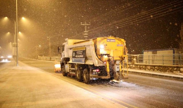 Aksaray&#039;da etkili olan kar belediye ekiplerini harekete geçirdi