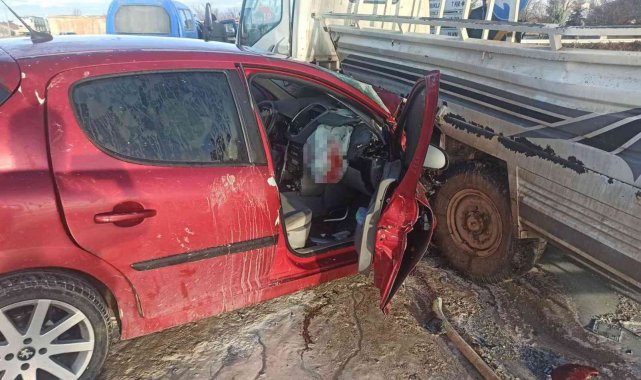 Aksaray'da otomobil kamyonetle çarpıştı: 2 yaralı