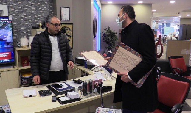 Akşehir Belediyesinden esnafa İstiklal Marşı tablosu armağanı