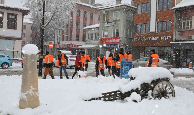 Akşehir'de kar temizliği çalışmaları sürüyor