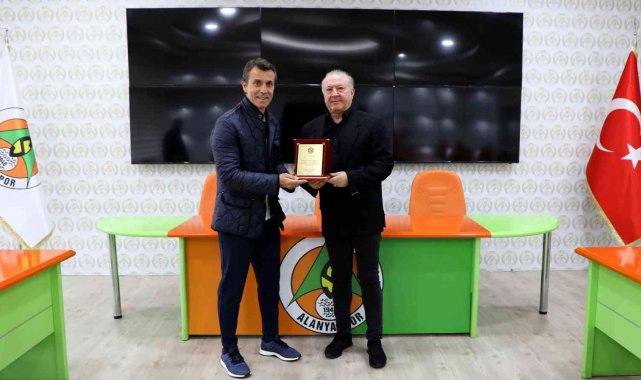Alanyaspor ile yollarını ayıran Bülent Korkmaz'a plaket
