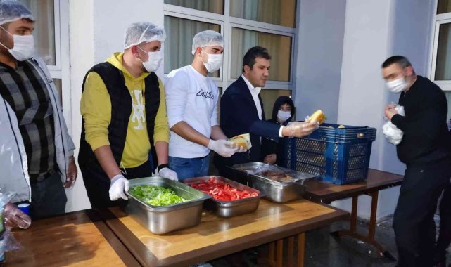 Alaplı'da protokol üyeleri üniversite öğrencileriyle halay çekti