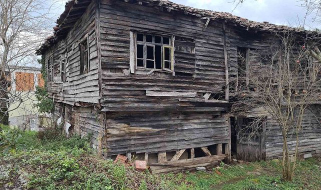 Alaplı&#039;da tehlikeli ahşap evler için yıkım kararı çıktı