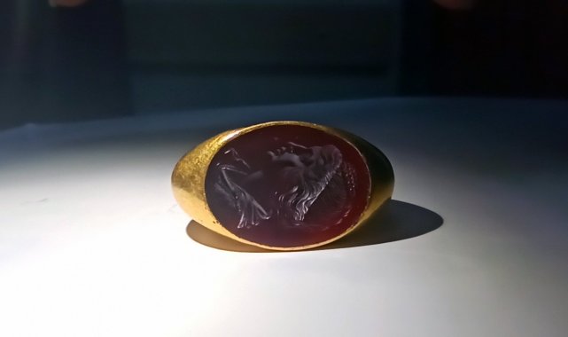 Alıcı kılığına giren jandarma ekipleri 1500 yıllık altın yüzük ele geçirdi