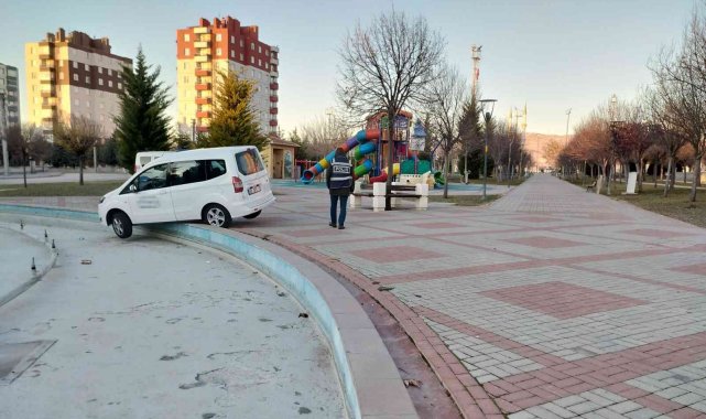 Alkollü sürücü aracıyla sokak zannedip parka girdi