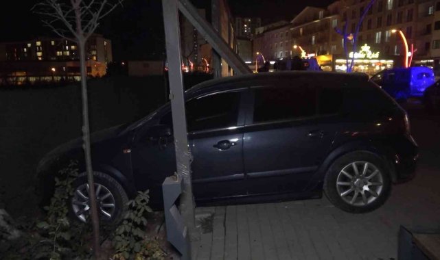 Alkollü sürücü, kaldırımdaki reklam tabelasına daldı