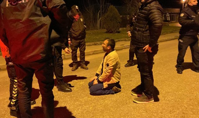 Alkollü sürücü polise önce zorluk çıkardı, ardından diz çöküp yalvardı