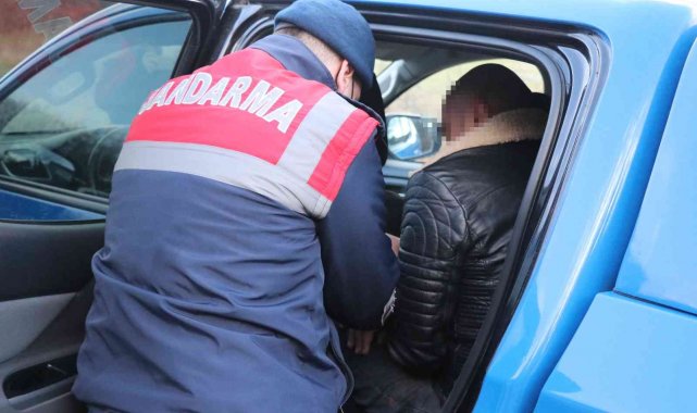 Alkollü sürücü ruhsatsız tüfekle görevden dönen polislere yakalandı