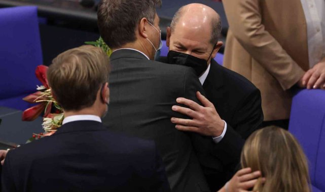 Almanya Federal Meclisi'nde yapılan oylamada Sosyal Demokrat Parti Milletvekili ve Maliye Bakanı Olaf Scholz, başbakan seçildi.