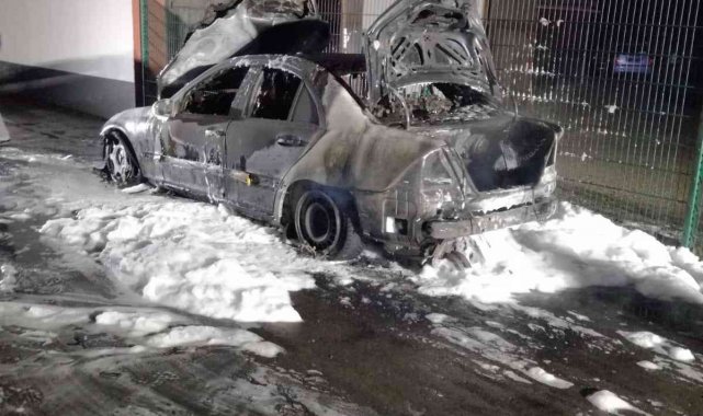 Almanya'da cami otoparkında araç kundaklandı