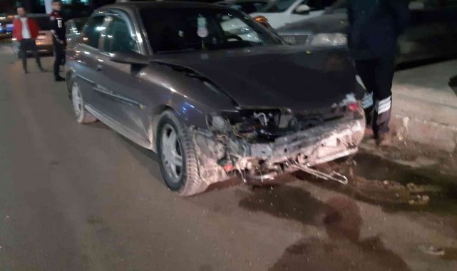 Alt geçit çıkışında lastiği patlayan otomobil refüje çarptı