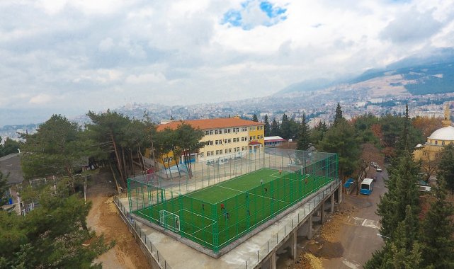 Altı pazar yeri üstü halı saha