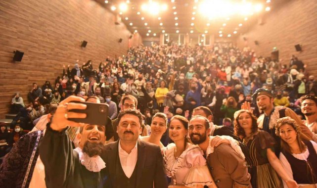 Altıeylül'de tiyatrolar kapalı gişe oynuyor