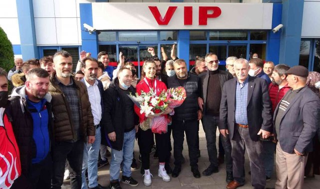 Altın madalya ile dönen Tuğçe Bektaş'a coşkulu karşılama