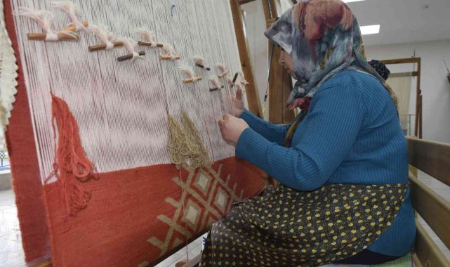 Alyazma kilimi her sırası ayrı emekle dokunarak yaşatılıyor