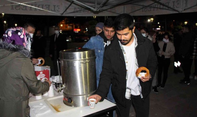 Amasya Üniversitesinde gece ders çalışan öğrencilere ücretsiz çay, simit ve çorba ikramı
