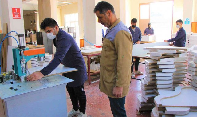 Amasya'da kütüphanesiz okulların masa ve kitaplıkları meslek lisesi öğrencilerinden