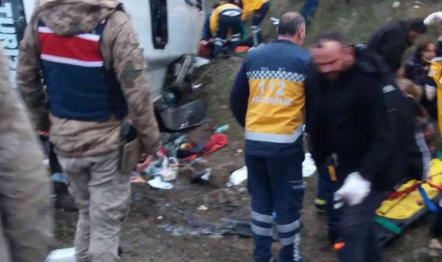 Amasya&#039;da tur midibüsü devrildi: Yaralılar var