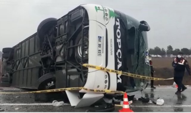 Amasya'da yolcu otobüsü devrildi: 2 ölü, 24 yaralı