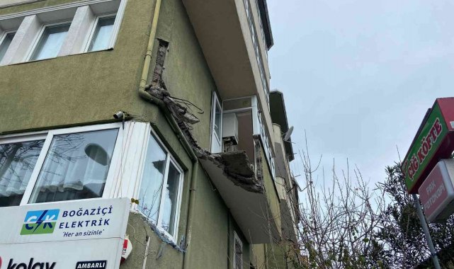 Ambarlı'da binan balkonu çöktü; 1 yaralı