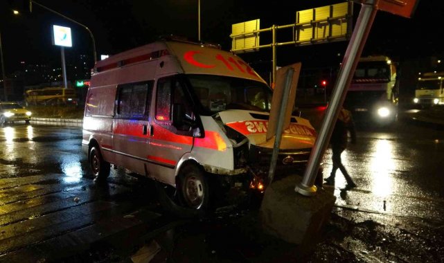 Ambulans ile iki otomobil çarpıştı: 1 yaralı