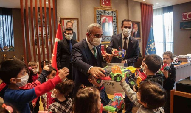 Anaokulu öğrencilerini makamında ağırladı, oyuncak hediye etti