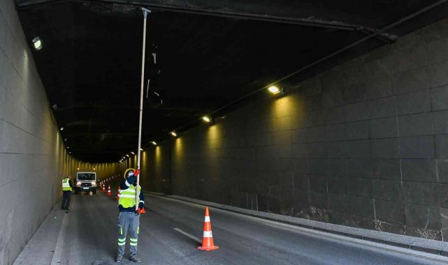 Ankara Büyükşehir ekiplerinin buz sarkıtlarıyla mücadelesi