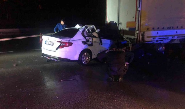 Ankara'da bir otomobil park halindeki TIR'a ok gibi saplandı: 1 yaralı