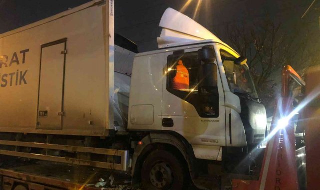 Ankara'da çekicinin taşıdığı kamyon köprüye takıldı