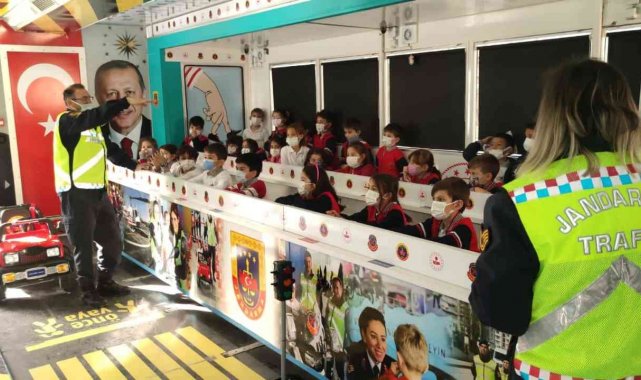 Ankara'da jandarma ekipleri ilköğretim öğrencilerine trafik eğitimi verdi