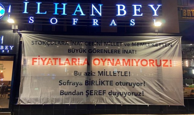 Ankara'da restoran işletmecisinden fahiş fiyat uygulayan ve stokçuluk yapanlara pankartlı tepki
