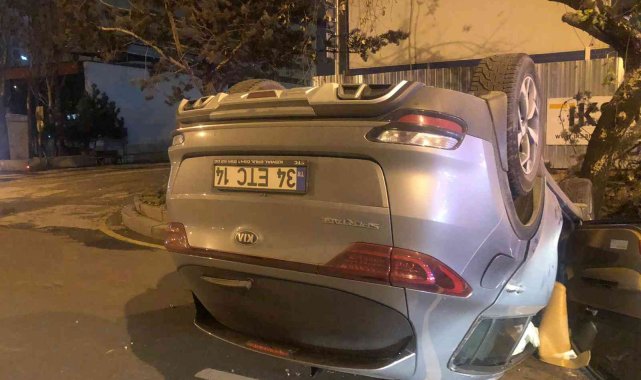 Ankara'da sürücüsünün direksiyon hakimiyetini kaybettiği araç ağaca çarparak yan devrildi