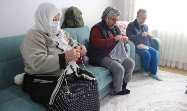 Anneler, örgü şişlerini doğudaki çocuklar için eline aldı