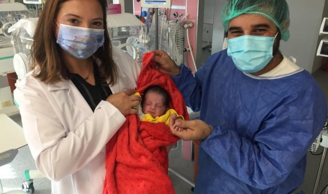 Annesi Covid olan Hamza bebek 4 günlükken literatüre girdi