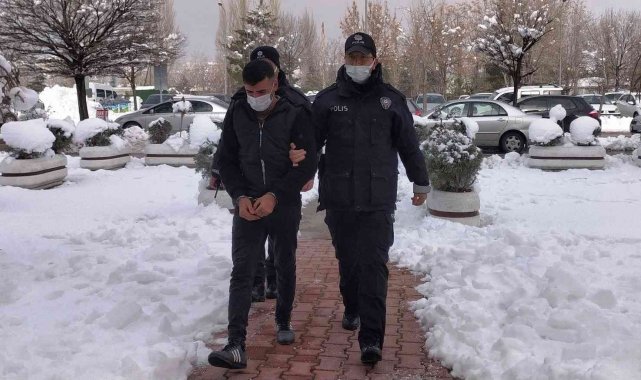 Annesini öldürmeye giderken polisin yakaladığı şahıs adliyeye sevk edildi