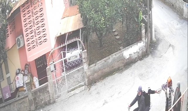 Annesiyle yolda yürürken gasp edildi