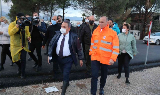 Antalya Büyükşehir Belediye Başkanı Böcek: "130 kilogram yağış düştü, lodosun da hızı 130 kilometreye çıktı"