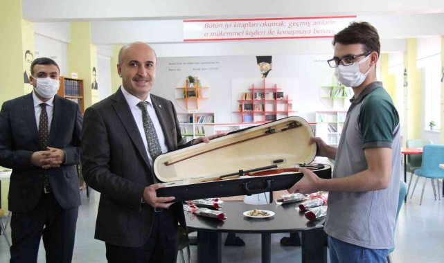 Antalya'da 3'üncülük elde eden lise öğrencisine keman hediye edildi