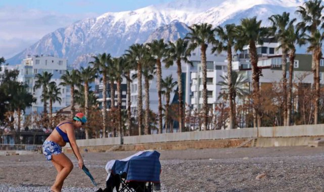 Antalya&#039;da deniz suyu sıcaklığı havanın iki katı oldu, vatandaşlar soluğu denizde aldı