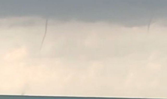 Antalya'da denizde iki farklı noktada çıkan hortum kamerada