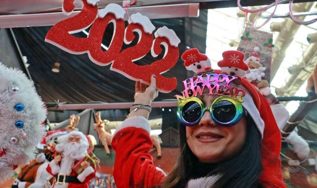 Antalya&#039;da erken yeni yıl kutlamaları renkli görüntülere sahne oldu