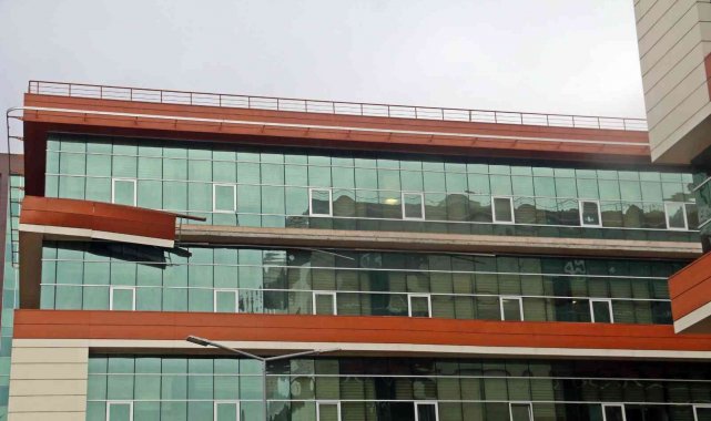 Antalya&#039;da fırtına hastane dış kaplamasını söktü, ağaçları devirip, tekneleri beşik gibi salladı