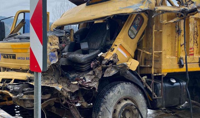 Antalya'da kamyon tırla çarpıştı: 1 ölü