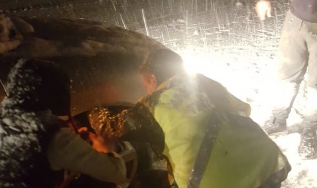 Antalya&#039;da kar yağışı nedeniyle mahsur kalan vatandaşlara jandarma yardım etti