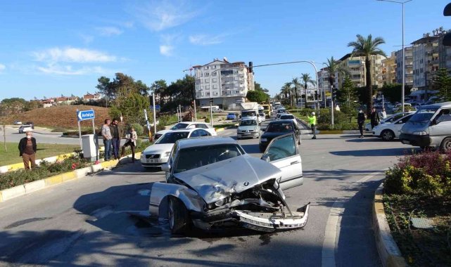Antalya&#039;da kırmızı ışık ihlali kaza getirdi: 2 yaralı