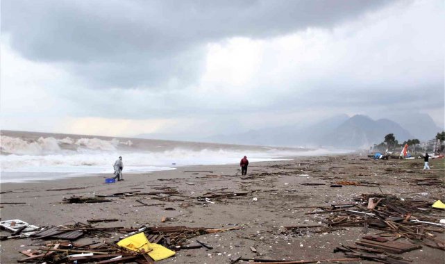 Antalya&#039;da milyonlarca turisti ağırlayan sahil moloz yığınına döndü
