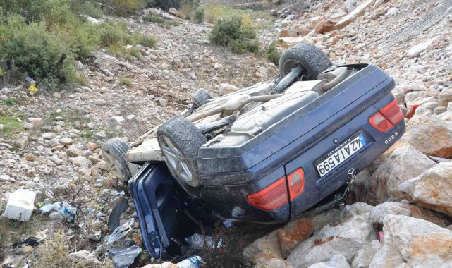 Antalya'da otomobil takla attı: 2 yaralı