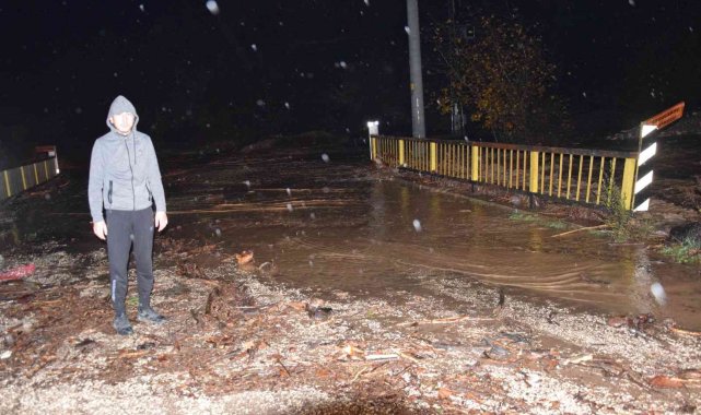 Antalya'da sel suları köprüleri aştı, iki mahalleye ulaşım kapatıldı